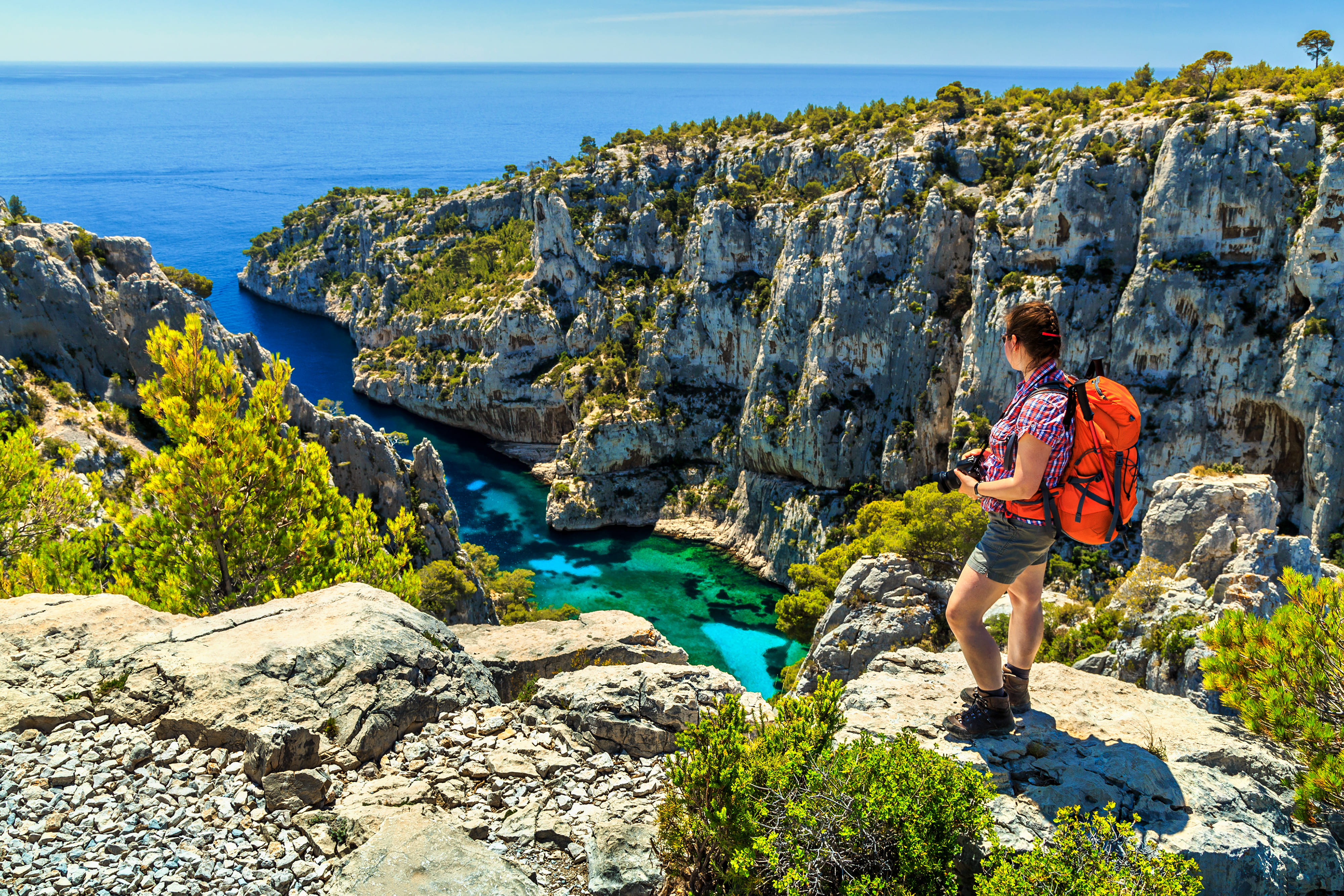 randonneuse sac à dos calanque d'en vau provence près de village cassis